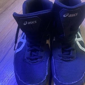 ASICS Matflex wrestling shoe size 9 ( i’m usually a size 8 in regular shoes)